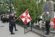 Poczet sztandarowy Straży Pożarnej składa hołd przed Pomnikiem Obrońców Kopalni „Michał”