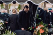 Prezydent Miasta Rafał Piech składa kwiaty na grobie zmarłego Henryka Falkusa