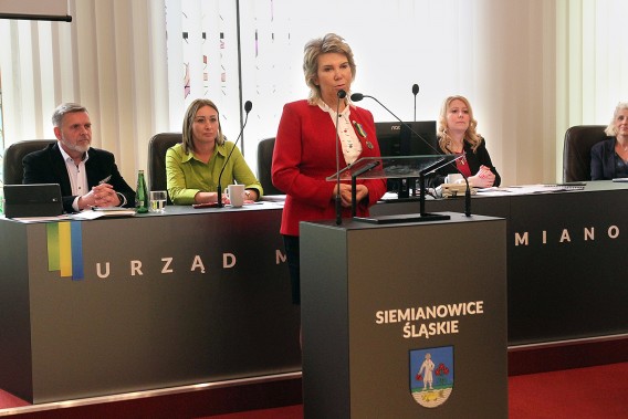 Senator RP, Dorota Tobiszowska przemawiąjąca podczas XLIV sesji Rady Miasta Siemianowice Śląskie.