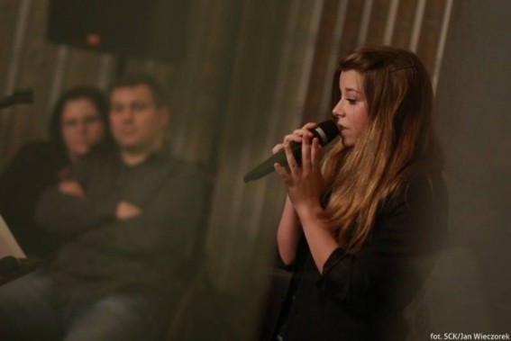 Marzena Andrzejczak podczas jednego z występów w ramach cyklu "Klasycy rocka i nie tylko"