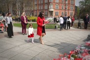 Mieszkańcy składają kwiaty na Pomniku Czynu Powstańczego w Siemianowicach Śląskich.