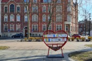 Czerwone serce – skarbonka na rynku, przed urzędem miasta