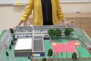 Dyrektor Sylwia Dylus prezentująca makietę szkoły