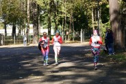 Zdjęcie  uczestników podczas Biegu Jesieni i Nordic Walking w Parku Pszczelnik