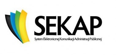 Logo Systemu Elektronicznej Komunikacji Administracji Publicznej - po lewej cztery wygięte paski…