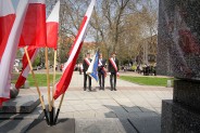 Siemianowiccy uczniowie przy Pomniku Czynu Powstańczego w Siemianowicach Śląskich.