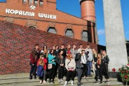 Uczniowie podczas wyjścia edukacyjnego do Śląskiego Centrum Solidarności i Wolności- Kopalnia Wujek