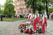 Złożeniem kwiatów na płycie Grobu Nieznanego Żołnierza upamiętniono zakończenie II wojny światowej.