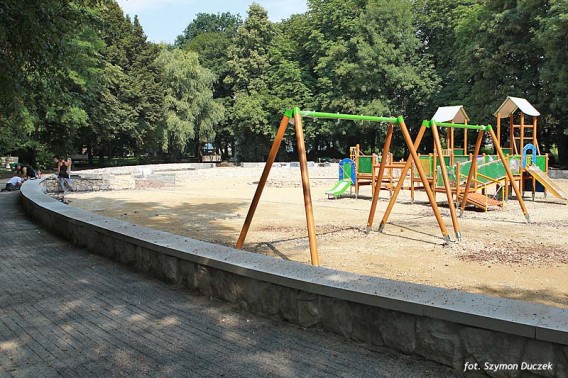 Zamontowane elementy placu zabaw w Parku Hutnik