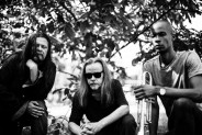 Czarno białe zdjęcie przedstawiające zespół East Earth Band czyli trzech muzyków pochylających…
