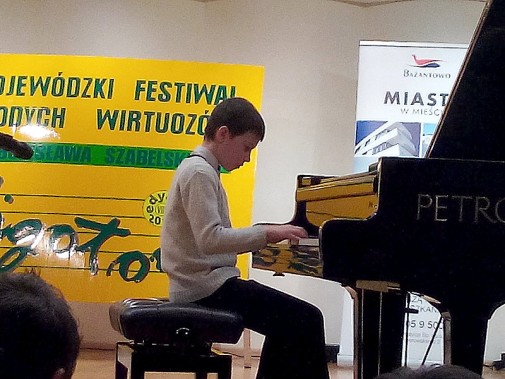 Na fortepianie gra Tadeusz Szymczak
