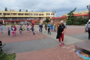 Dzieci bawią się na płycie Rynku Bytkowskiego