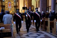 Poczet sztandarowy siemianowickiej straży miejskiej opuszczający kościół po mszy św.