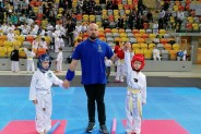 2 zawodników i sędzia podczas walki na Mistrzostwach Polski ZS PUT Taekwondo