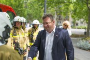 Wiceminister Sprawiedliwości Michał Wójcik wita się ze strażakami.