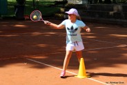 Uczestnik wakacyjnej szkółki tenisa ziemnego