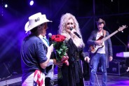 Na scenie amfiteatru, podczas Pikniku Country wręczenie kwiatów wokalistce Alicji Boncol. Alicja…