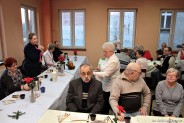 Członkowie siemianowickiego koła Polskiego Związku Niewidomych podczas spotkania wigilijnego.