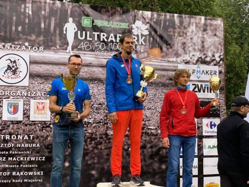 Leszek Małyszek na najwyższym stopniu podium w mistrzostwach Polski w biegu 24-godzinnym