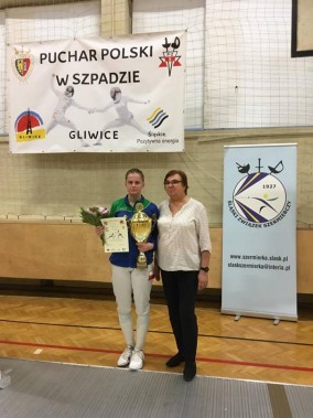 Barbara Brych (po lewej) ze swoją trenerką i prezesem UKS Wołodyjowski - Krystyną Rachel - Świrską