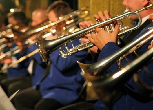 Na zdjęciu sekcja dęta big bandu Siemion Band. Muzycy ubrani są w niebieskie stroje sceniczne