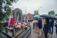 Delegacje Szkół Miejskich składają wieniec przed Pomnikiem Obrońców Kopalni "Michał"