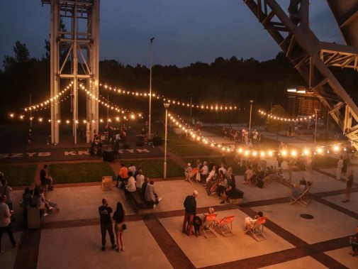 Widok z góry na oświetlony girlandą lampek teran pod szybem Krystyn, gdzie odbywają się koncerty.…