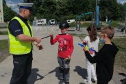 Policjant z grupką dzieci