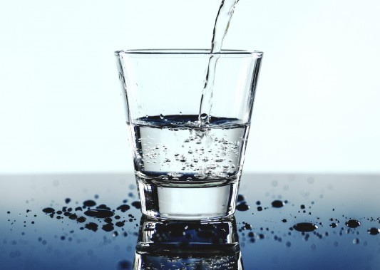 Strumień wody lejący się do szklanki