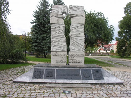 Pomnik Pomordowanych na Kresach stojący we Wrocławiu przy ul. Andrzeja Frycza-Modrzewskiego.…