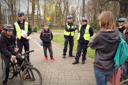 Policjanci instruują jak pokonywać konkursowe przeszkody.
