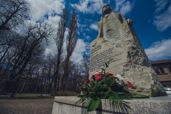 Wiązanka kwiatów leżąca na cokole pomnika Wojciecha Korfantego w Siemianowicach Śląskich