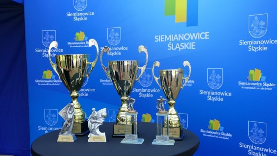 Puchary i statuetki dla uczestników Turnieju 6 Piłkarskich