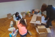 Dziewczyny pakujące dary