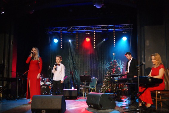 Na scenie SCK-Bytków rodzina Wantuła podczas wykonywania koncertu świąteczno-noworocznego. Foto…