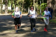 Zdjęcie  uczestników podczas Biegu Jesieni i Nordic Walking w Parku Pszczelnik