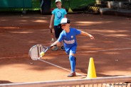 Uczestnik wakacyjnej szkółki tenisa ziemnego