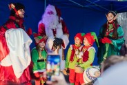 Na scenie Mikołaj z małymi i dużymi elfami