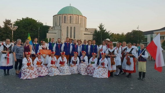 Członkowie Zespołu Pieśni i Tańca Siemianowice przed koncertem na Węgrzech