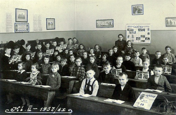 Grafika przedstawia czarno-białe zdjęcie klasowe w jednej z siemianowickich szkół