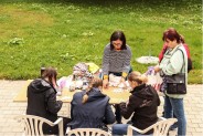 Grupa kobiet przy stoliku wykonuje prace manualne