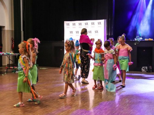 Dzieci ubrane w stworzone przez siebie stroje tańczą na sali widowiskowej SCK- Bytków