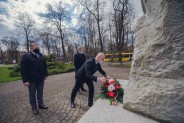 Wiceprzewodniczący Rady Miasta Grzegorz Mól składa wiązankę kwiatów pod pomnikiem Wojciecha…