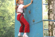 Miejski Ośrodek Sportu i Rekreacji "Pszczelnik" - dziewczynka na ściance wspinaczkowej