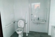 Wyremontowana łazienka w lokalu przystosowanym do potrzeb niepełnosprawnych.