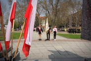 Siemianowiccy uczniowie przy Pomniku Czynu Powstańczego w Siemianowicach Śląskich.