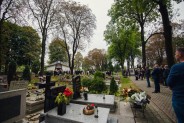 Kondukt pogrzebowy na cmentarzu