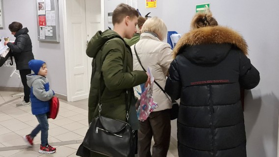 Kolejka na korytarzu urzędu miasta obywateli Ukrainy czekających na rejestrację