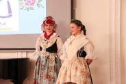 Dwie dziewczyny w tradycyjnych śląskich strojach ludowych
