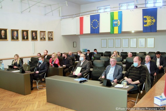 Radni Rady Miasta VIII kadencji siedzący w dużej sali siemianowickiego ratusza